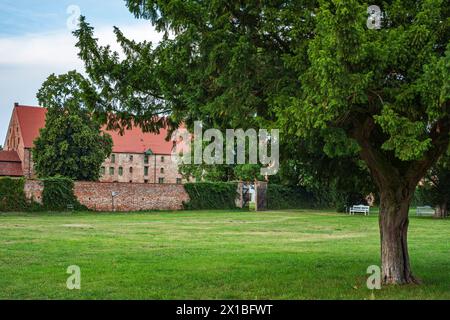 Schloss Dargun und Kloster aus dem späten 17. Jahrhundert in seiner heutigen Form, Mecklenburg-Vorpommern. Stockfoto