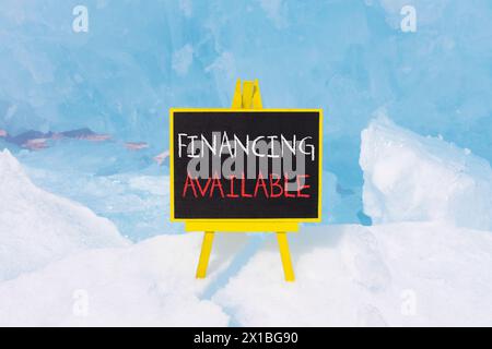 Symbol „Finanzierung verfügbar“. Concept Words Finanzierung auf schöner schwarzer schwarzer Tafel. Wunderschöner blauer Eishintergrund. Unternehmensfinanzierung Stockfoto