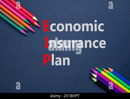 Symbol für den EIP-Wirtschaftsplan. Konzeptworte EIP-Wirtschaftspläne auf schwarzem Papier. Schöner schwarzer Hintergrund. Farbstifte. Business-EI Stockfoto
