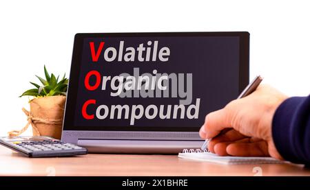 VOC-Symbol für flüchtige organische Verbindungen. Konzeptwörter VOC flüchtige organische Verbindung auf schöner schwarzer Tablette. Schöner weißer Hintergrund. Geschäftliche VOC Stockfoto