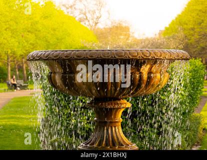 Eine Urne aus Stein und Brunnen in den Avenue Gardens in Regent's Park, London Stockfoto