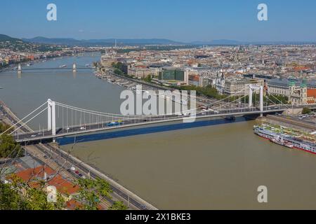 Ungarn, Budapest, die Elisabethbrücke ist die drittneueste Brücke von Budapest und verbindet Buda und Pest über die Donau. Panoramablick Stockfoto