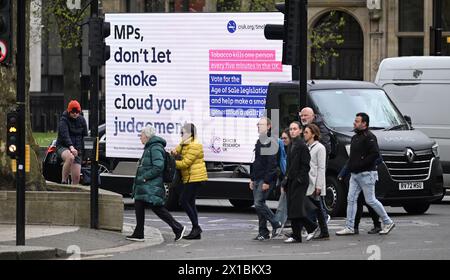 Parliament Square, London, Großbritannien. April 2024. Ein Fahrzeug fährt durch Westminster und fordert die Abgeordneten auf, für das Rauchverbot „Age of Sale“-Gesetz zu stimmen, das den Abgeordneten am 17. April vorgelegt wird. Rauchen ist die vermeidbare Todesursache Nummer eins in Großbritannien. Quelle: Malcolm Park/Alamy Live News Stockfoto