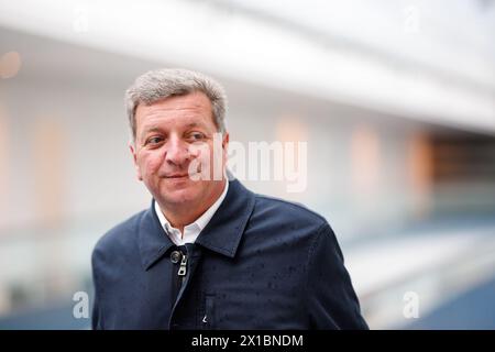 München, Deutschland. April 2024. Christian Bernreiter (CSU), Verkehrsminister Bayerns, kommt am 16. April 2024 zu einer Kabinettssitzung im Bayerischen Staatskanzleramt in München (Bayern). Quelle: Matthias Balk/dpa/Alamy Live News Stockfoto