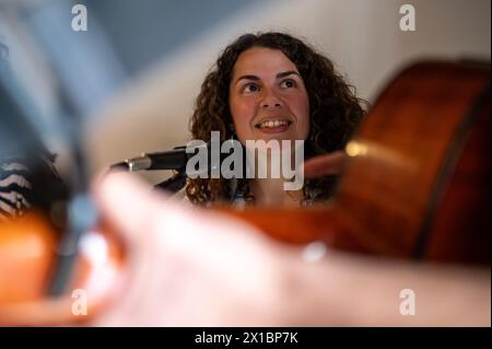 Die spanische Sängerin Olga Pareja tritt mit Alquimistas auf, einer Musikband aus dem kolumbianischen Estefania und dem argentinischen Leo, der ebenfalls Mitglied des Pop ist Stockfoto