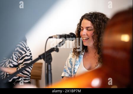 Die spanische Sängerin Olga Pareja tritt mit Alquimistas auf, einer Musikband aus dem kolumbianischen Estefania und dem argentinischen Leo, der ebenfalls Mitglied des Pop ist Stockfoto