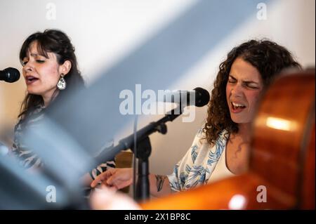 Die spanische Sängerin Olga Pareja tritt mit Alquimistas auf, einer Musikband aus dem kolumbianischen Estefania und dem argentinischen Leo, der ebenfalls Mitglied des Pop ist Stockfoto