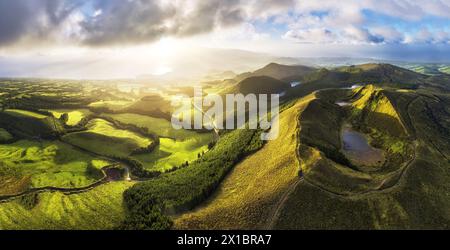 Azoren - aus der Vogelperspektive auf die vulkanischen Berge und Seen, mit grünem Ackerland von Sete Cidades auf der Insel Sao Miguel, Portugal Stockfoto