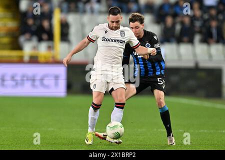 Andrija Zivkovic (14) von PAOK und Maxim de Cuyper (55) von Club Brugge, im Spiel während der Endrunde der UEFA Conference League Quarter – das erste Legspiel in der Saison 2023-2024 zwischen Club Brugge KV und PAOK Saloniki am 11. April 2024 in Brügge, Belgien. (Foto: David Catry / Isosport) Stockfoto