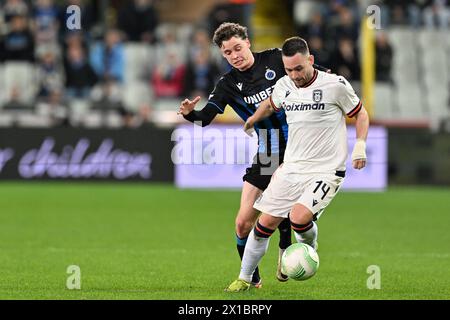 Andrija Zivkovic (14) von PAOK und Maxim de Cuyper (55) von Club Brugge, im Spiel während der Endrunde der UEFA Conference League Quarter – das erste Legspiel in der Saison 2023-2024 zwischen Club Brugge KV und PAOK Saloniki am 11. April 2024 in Brügge, Belgien. (Foto: David Catry / Isosport) Stockfoto