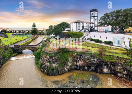 Blick auf die Stadt und den zentralen Platz von Ribeira Grande bei Sonnenaufgang, Sao Miguel, Azoren, Portugal. Stockfoto