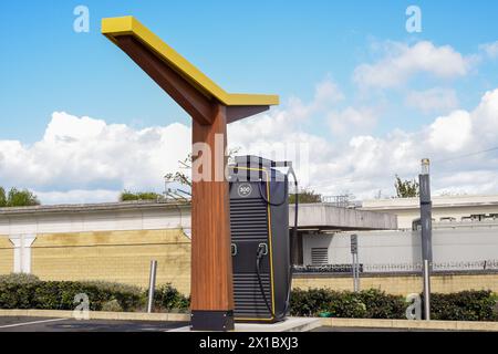 Ladestation für Elektroautos zum schnellen Laden von Elektroautos auf Reisen für den öffentlichen Gebrauch auf Elektrofahrzeugen Stockfoto