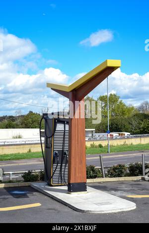 Ladestation für Elektroautos zum schnellen Laden von Elektroautos auf Reisen für den öffentlichen Gebrauch auf Elektrofahrzeugen Stockfoto