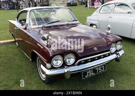 Dreiviertel Vorderansicht eines Maroon, 1972, Ford Consul Capri, ausgestellt auf der British Motor Show 2023 Stockfoto