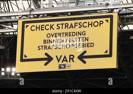 AMSTERDAM - Video Assistant Schiedsrichter (VAR)-Bildschirm während des niederländischen Eredivisie-Spiels zwischen Ajax Amsterdam und FC Twente in der Johan Cruijff Arena am 14. April 2024 in Amsterdam, Niederlande. ANP | Hollandse Hoogte | MAURICE VAN STEEN Stockfoto