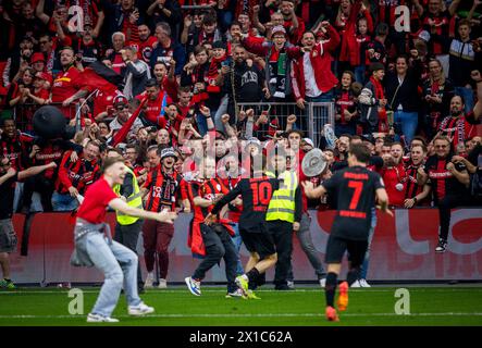 Leverkusen Deutschland. April 2024. Leverkusen Fans feiern die deutsche Meisterschaft mit Florian Wirtz (Leverkusen) Jonas Hofmann (Leverkusen) Bayer Stockfoto