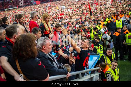 Leverkusen Deutschland. April 2024. Leverkusen Fans feiern die deutsche Meisterschaft mit Florian Wirtz (Leverkusen) Jonas Hofmann (Leverkusen) Bayer Stockfoto