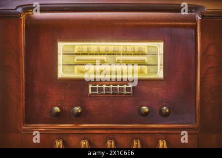 Hölzerne Röhrenradio aus dem frühen 20. Jahrhundert mit beleuchteter Anzeige Stockfoto
