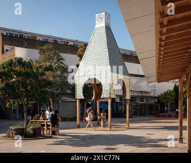 Bermondsey Market Place, Blick auf den öffentlichen Raum mit silbernem Uhrenturm in der Mitte, überdachter Überhang im Vordergrund, öffentliche Sitzplätze in Stockfoto