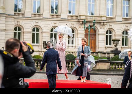 Die belgische Königin Mathilde mit der Großherzogin Maria Teresa, Brüssel, Belgien, 16. April 2024 - Staatsbesuch Luxemburgs in Belgien Stockfoto