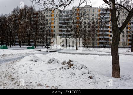 Schneebedeckte Wege in einem Wohngebiet von Moskau, im Winter Stockfoto