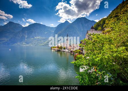 Hallstatt Dorf am See mit alpinen Bergen und klarem Himmel Stockfoto