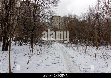 Schneebedeckte Wege in einem Wohngebiet von Moskau, im Winter Stockfoto