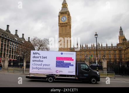 London, Großbritannien. April 2024. Ein Werbewagen fährt am Parlament vorbei und fordert die Abgeordneten auf, für das Rauchverbot zu stimmen. Der Werbespot wird von Cancer Research UK gesponsert. Das von Rishi Sunak vorgeschlagene Tobacco and Vapes Bill wird heute in zweiter Lesung im Unterhaus gelesen. Die Konservativen haben eine freie Stimme. Das Tobacco and Vapes Bill würde sicherstellen, dass jeder, der aus diesem Jahr 15 wird, vom Kauf von Zigaretten verboten wird, und zielt auch darauf ab, Vapes für Kinder weniger attraktiv zu machen Credit: Karl Black/Alamy Live News Stockfoto