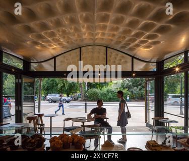 Innenansicht von hinter der Theke mit goldenem Dach. Das Serpentine Coffee House, London, Großbritannien. Architekt: Mizzie Studio, 2019. Stockfoto