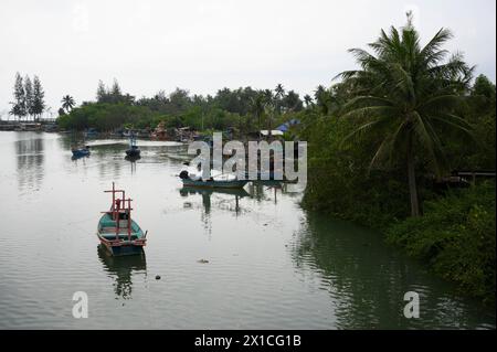 Fischerboote im Hafen - Ban Krut Baan Krood - Thailand, Februar 2024 *** Fischerboote im Hafen Ban Krut Baan Krood Thailand, Februar 2024 Stockfoto