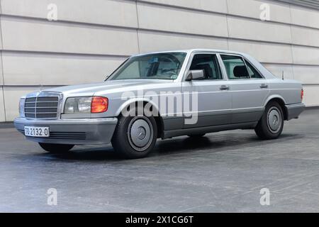 Bilbao, Spanien-11. November 2023: 1981 Mercedes-Benz 300 SE (W126) im Parkhaus Stockfoto