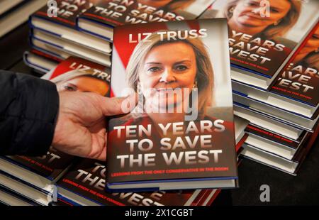 London, Großbritannien. April 2024. Start von zehn Jahren zur Rettung des Westens durch den ehemaligen Premierminister Liz Truss. Liz Truss war 49 Tage lang Premierministerin und war damit die am kürzesten amtierende Premierministerin der Geschichte. Quelle: Karl Black/Alamy Live News Stockfoto