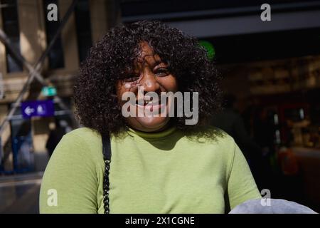Frankfurt am Main, Deutschland. April 2024. Eine Frau posiert für ein Porträt im Hauptbahnhof Frankfurt am Main. Stockfoto