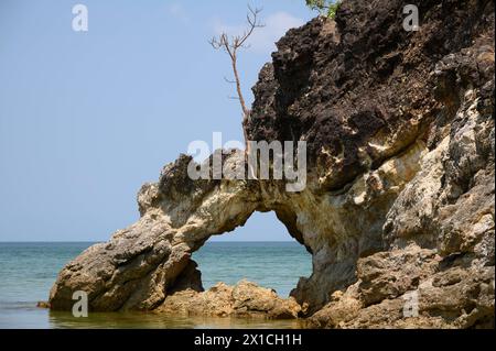 Felsformation hin Ta Lu am AOW Khao Kwai Buffalo Bay - Koh Phayam - Thailand, Februar 2024 *** Felsformation hin Ta Lu in AOW Khao Kwai Buffalo Bay Koh Phayam Thailand, Februar 2024 Stockfoto