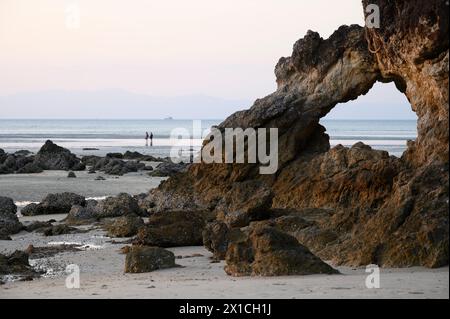 Felsformation hin Ta Lu am AOW Khao Kwai Buffalo Bay - Koh Phayam - Thailand, Februar 2024 *** Felsformation hin Ta Lu in AOW Khao Kwai Buffalo Bay Koh Phayam Thailand, Februar 2024 Stockfoto