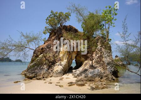 Felsformation hin Ta Lu am AOW Khao Kwai Buffalo Bay - Koh Phayam - Thailand, Februar 2024 *** Felsformation hin Ta Lu in AOW Khao Kwai Buffalo Bay Koh Phayam Thailand, Februar 2024 Stockfoto