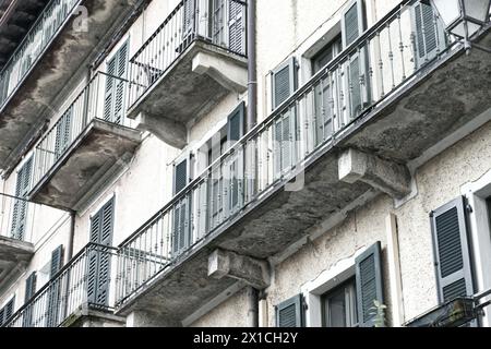 Generische Balkone auf einem alten Haus in Italien entsättigt leicht künstlerisch Stockfoto