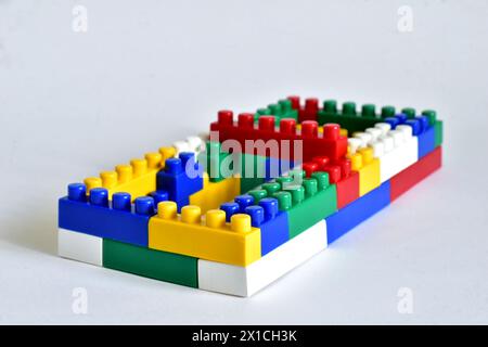 Das Design besteht aus mehrfarbigen Teilen des lego Designers für Kinder. Stockfoto