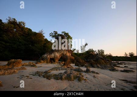 Felsformation hin Ta Lu am AOW Khao Kwai Buffalo Bay - Koh Phayam - Thailand, Februar 2024 *** Felsformation hin Ta Lu in AOW Khao Kwai Buffalo Bay Koh Phayam Thailand, Februar 2024 Stockfoto