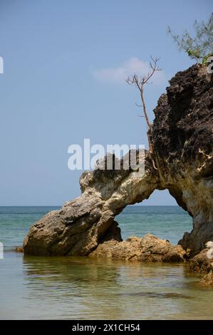 Felsformation hin Ta Lu am AOW Khao Kwai Buffalo Bay - Koh Phayam - Thailand, Februar 2024 *** Felsformation hin Ta Lu in AOW Khao Kwai Buffalo Bay Koh Phayam Thailand, Februar 2024 Stockfoto