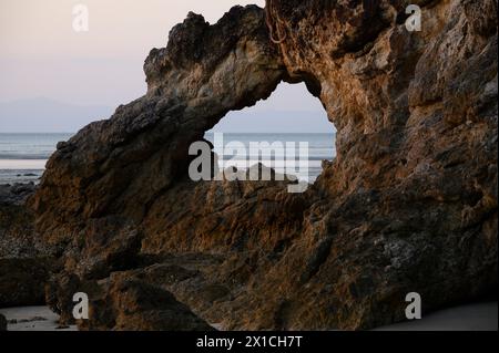 Felsformation hin Ta Lu am AOW Khao Kwai Buffalo Bay - Koh Phayam - Thailand, Februar 2024 *** Felsformation hin Ta Lu in AOW Khao Kwai Buffalo Bay Koh Phayam Thailand, Februar 2024 Stockfoto