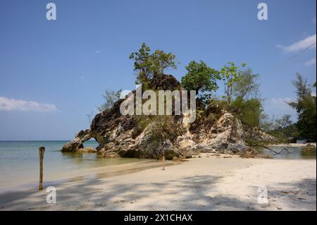 Felsformation hin Ta Lu am AOW Khao Kwai Buffalo Bay - Koh Phayam - Thailand, Februar 2024 *** Felsformation hin Ta Lu in AOW Khao Kwai Buffalo Bay Koh Phayam Thailand, Februar 2024 Stockfoto