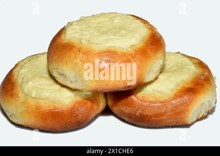 Reichhaltige, weiche, leckere Brötchen mit Hüttenkäse liegen auf dem Tisch, Nahaufnahme. Stockfoto
