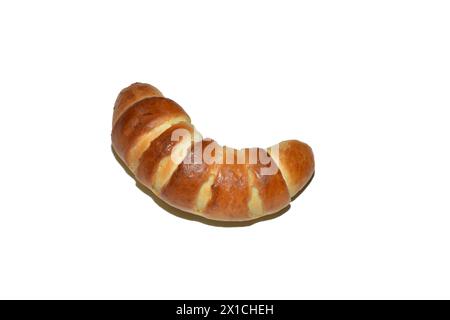Es gibt orientalische Süßigkeiten auf dem Tisch. Zwei Bagels mit Apfelfüllung und ein in Hälften zerbrochener Bagel. Stockfoto