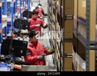 Peking, Chinas Provinz Henan. Februar 2024. Mitarbeiter arbeiten am 7. Februar 2024 in einem Logistikzentrum in Jingdong in Zhengzhou, Zentralchinas Provinz Henan. Quelle: Li Jianan/Xinhua/Alamy Live News Stockfoto