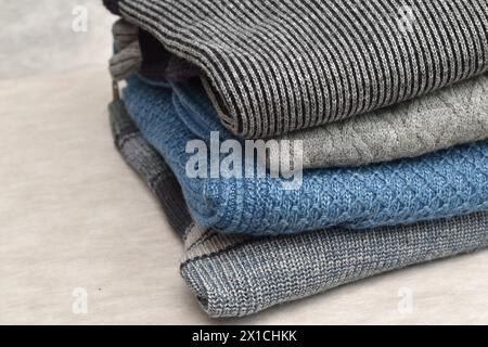 Ein Stapel warmer Winterkleidung, Pullover, Pullover, Nahaufnahme. Stockfoto