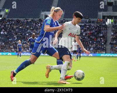 LONDON, ENGLAND – Ashleigh Neville von Tottenham Hotspur Women hält Lena Petermann von Leicester City Women in Aktion während des Adobe Women's FA Stockfoto