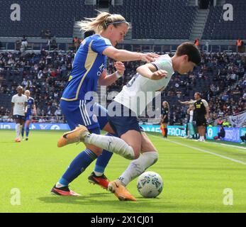 LONDON, ENGLAND – Ashleigh Neville von Tottenham Hotspur Women hält Lena Petermann von Leicester City Women in Aktion während des Adobe Women's FA Stockfoto