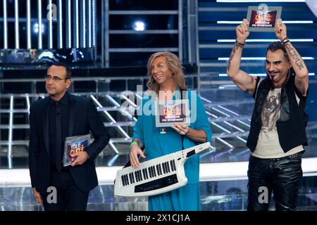 Rom, Italien. November 2013. Rom, Rai liebe Studios, Finale der TV-Show „Tale e Quale Show“. Auf dem Foto: Carlo Conti mit Amadeus und Fabrizio Frizzi mit der „unterhaltsamsten Performance“-Plakette ausgezeichnet Credit: Independent Photo Agency/Alamy Live News Stockfoto