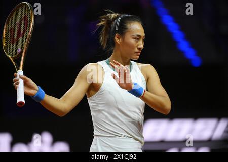 Stuttgart, Deutschland. April 2024. Tennis: WTA Tour - Stuttgart. Zheng (China) - Cirstea (Rumänien). Zheng Qinwen reagiert. Quelle: Marijan Murat/dpa/Alamy Live News Stockfoto